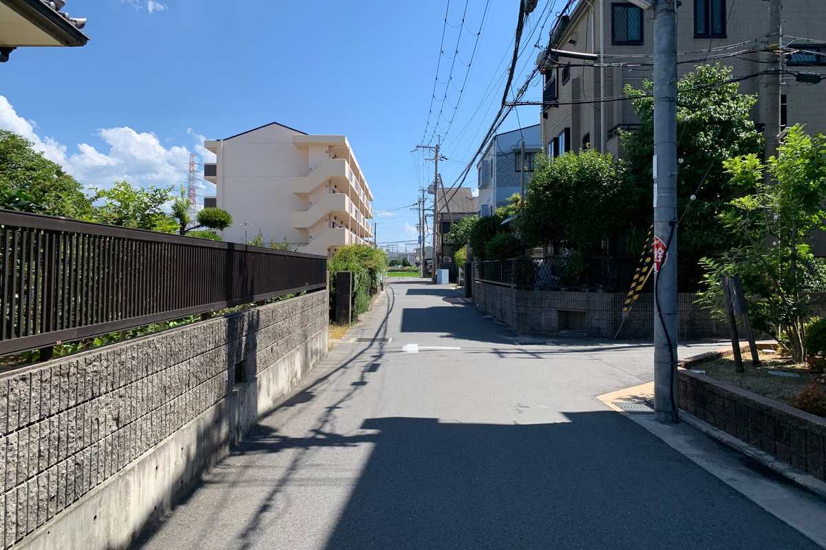 日本の住宅街の通りのイメージ写真